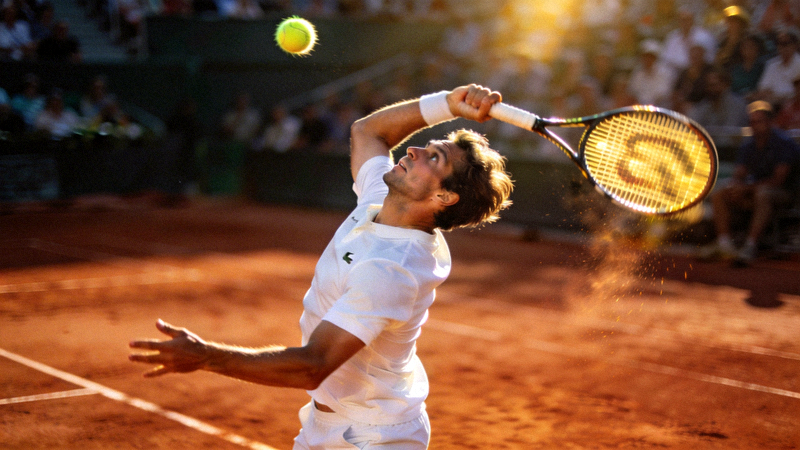 网球大师赛直播，选手在红土场上发球的瞬间